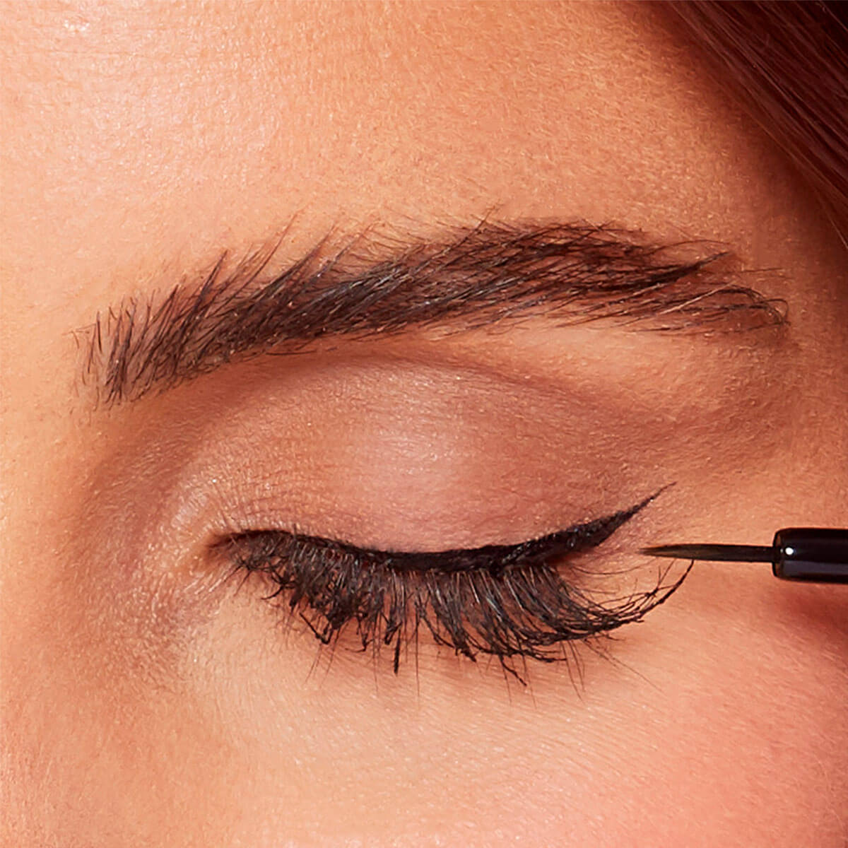 GRANDE LINER LIQUID EYELINER WITH LASH ENHANCING SERUM (DELINEADOR CON S&Eacute;RUM)